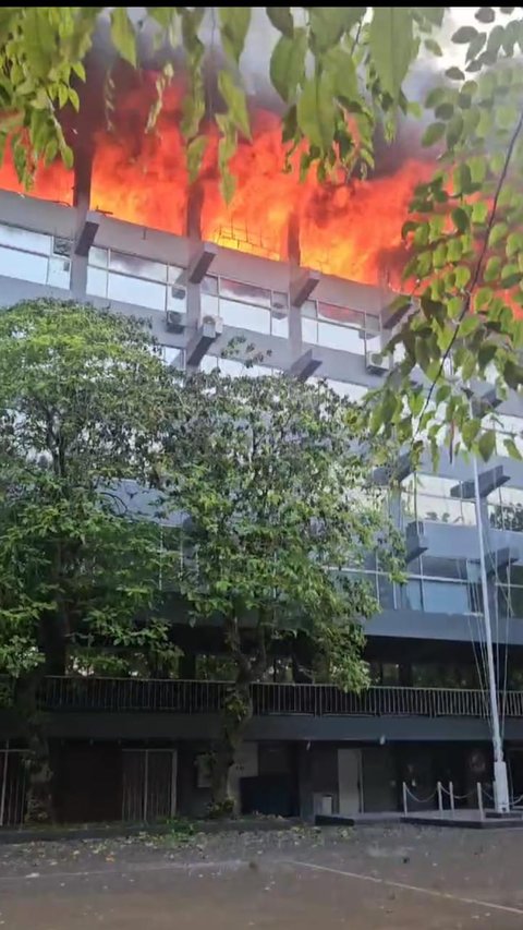 Bakamla RI Kebakaran, Api Melahap Atap Gedung