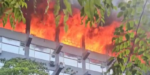 Sudah Berjam-Jam Kebakaran Gedung Bakamla RI Belum Padam, Ratusan Petugas Damkar Merapat