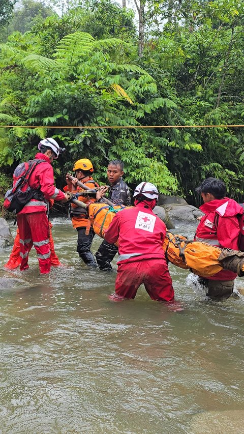 6 Jam Jalan Kaki Lewati Sungai, Potret Beratnya Evakuasi Korban Longsor Tambang Emas Solok