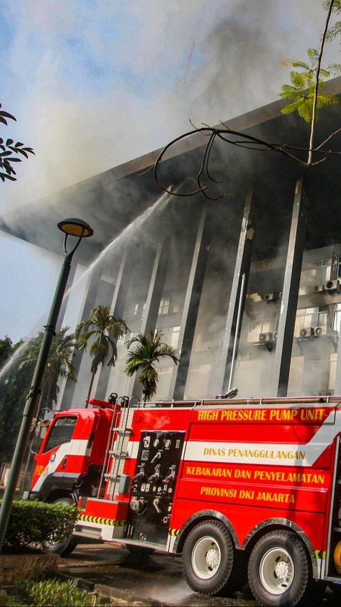 FOTO: Penampakan Kobaran Api Disertai Asap Hitam Hanguskan Gedung Bakamla