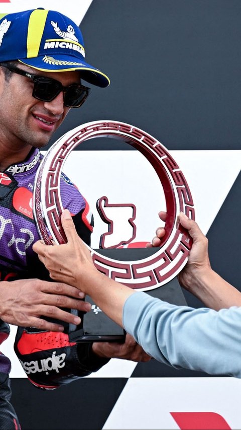 FOTO: Juara MotoGP Indonesia 2024, Jorge Martin Terima Trofi Kemenangan dari Jokowi