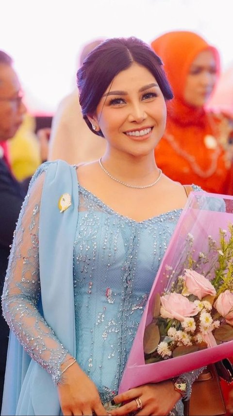 Nisya Ahmad Dilantik sebagai Anggota DPRD Jawa Barat, 8 Potret Tampil Cantik dan Anggun dalam Kebaya Biru