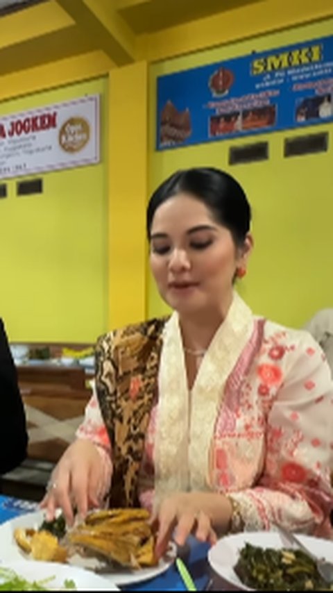 Serasi Ganteng dan Cantik, Momen AHY dan Annisa Makan Malam di 'Mbah Cemplung' Penampilannya Bikin Salfok