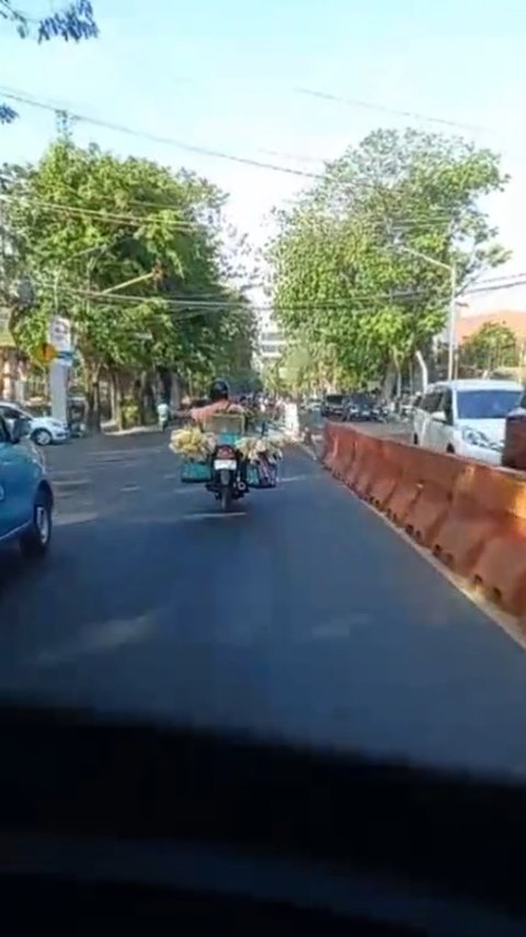 Keren Banget, Aksi Motor Pedagang Sayur Bantu Mobil Ambulans Buka Jalan Ini Banjir Pujian