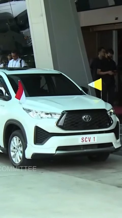 Tiba di Indonesia, Paus Fransiskus Naik Toyota Innova Zenix Duduk di Kursi Depan