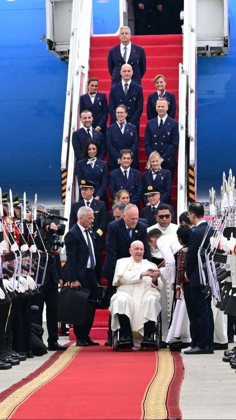 FOTO: Detik-Detik Paus Fransiskus Mendarat di Indonesia Naik Pesawat Komersil ITA Airways