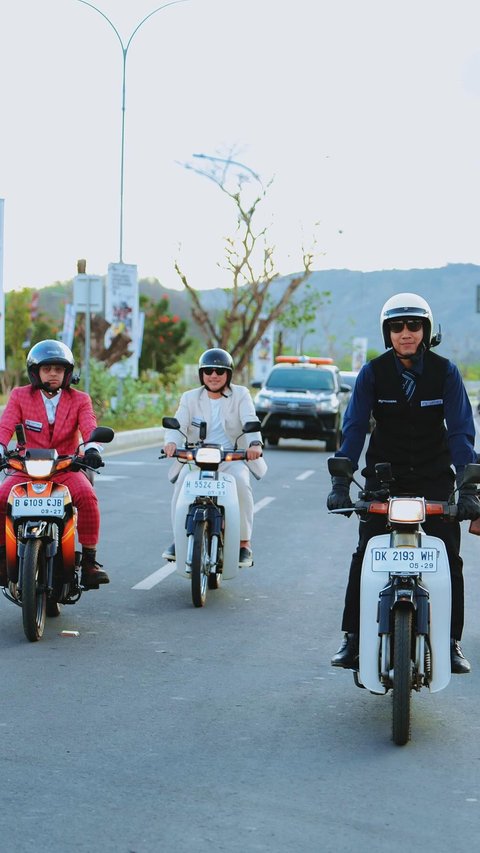 Potret Raffi Ahmad Touring di NTB Naik Motor Bebek Bareng Desta, Ariel dan Gading, Netizen 'Harga Motor Langsung Melejit'