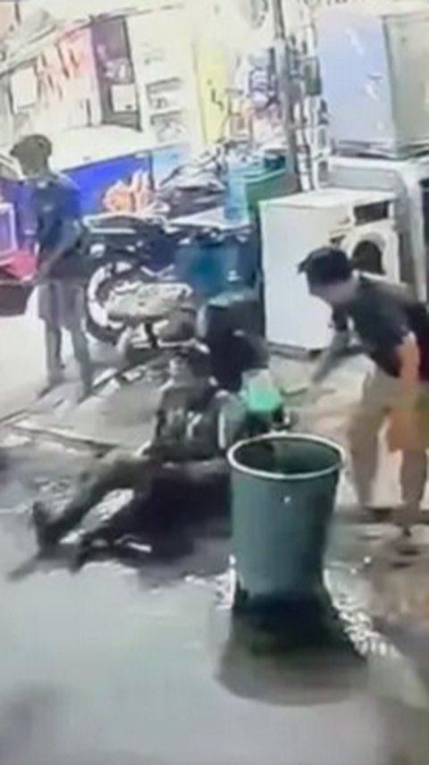 Sejoli Boncengan Motor Disiram Orang Tak Dikenal Pakai Air Keras, Korban Pria Meronta-ronta Kesakitan