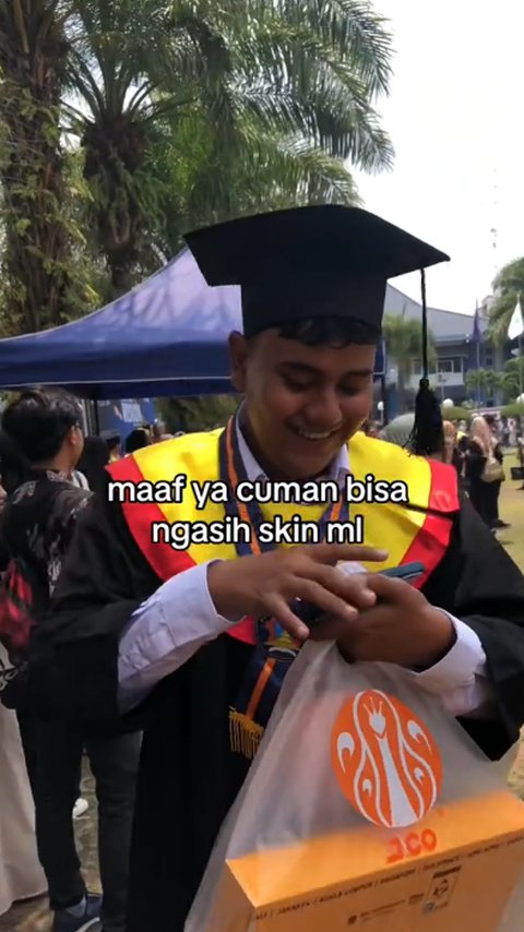 Pria Ini Dapat Hadiah Tak Biasa saat Wisuda, Aksinya Viral Bisa Jadi Inspirasi Para Gamers