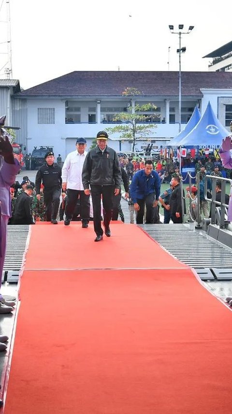 VIDEO: Jokowi Ditemani Prabowo Lihat Aksi Pasukan Khusus TNI AL Usai Terima Brevet Hiu Kencana di KRI RJW