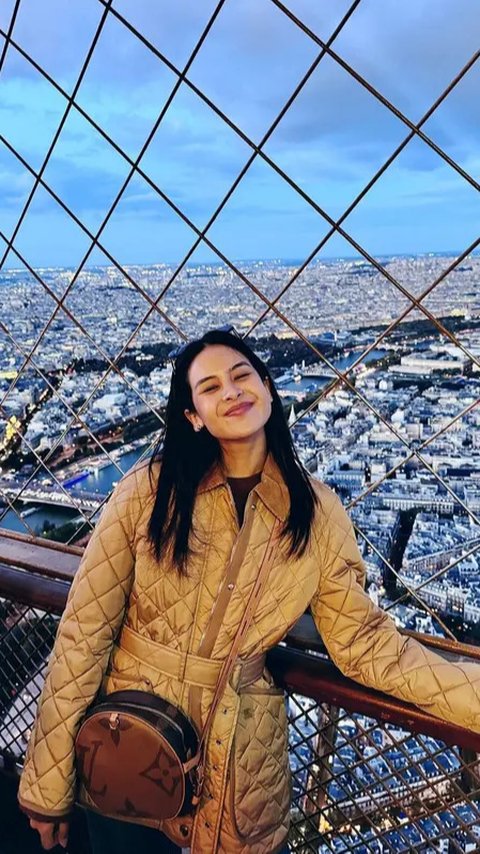 Potret Cantik Maudy Ayunda Liburan Bareng Suami & Mertua ke Paris, Gaya Simple Selalu Stylish