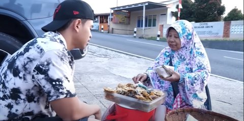 Sosok Wanita Paruh Baya Penjual Nasi Rames Keliling Melongo Melihat Tanboy Kun Makan Nambah Terus