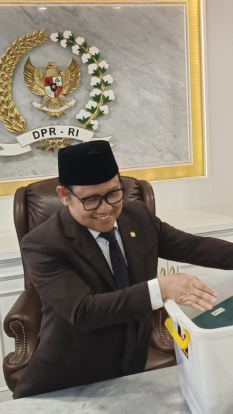 Jelang Lengser, Cak Imin Kemasi Barang di Ruang Pimpinan DPR