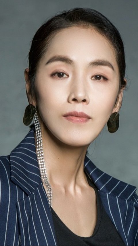 Park Ji Ah, aktris dari drama Korea The Glory, telah meninggal dunia pada usia 52 tahun akibat penyakit stroke iskemik.