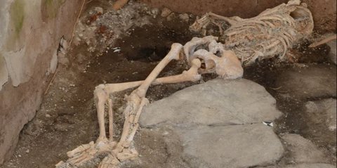 Arkeolog Temukan Dua Kerangka Perempuan dan Seorang Anak di Pompeii, Bersembunyi di Dalam Toko Kue Saat Gunung Meletus 1.945 Tahun Lalu