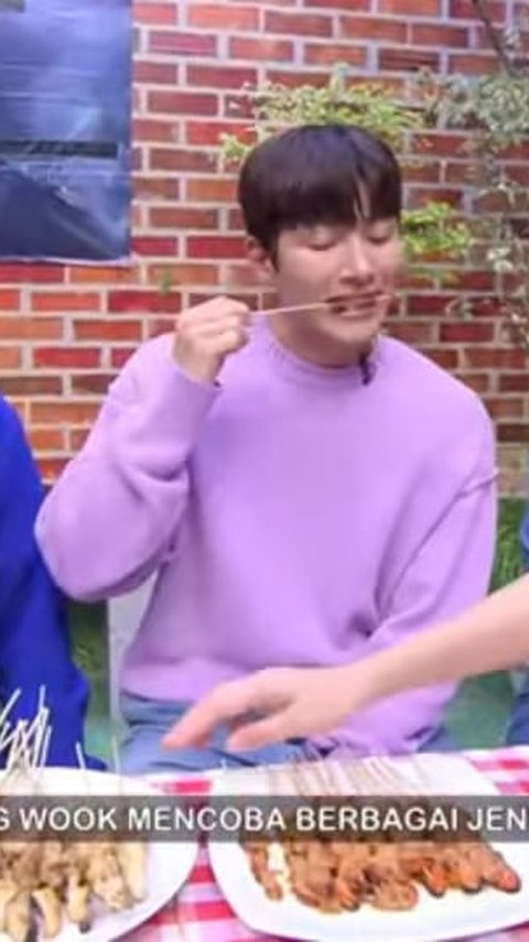 Potret Ji Chang Wook Makan Aneka Sate dan Minum Jamu Beras Kencur, Full Senyum Puji Semuanya Enak