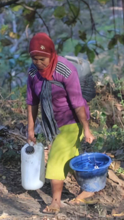 Potret Miris Kekeringan di Ponorogo, Ratusan Warga Tempuh 2 KM ke Tengah Hutan Demi Sumber Air Satu-satunya