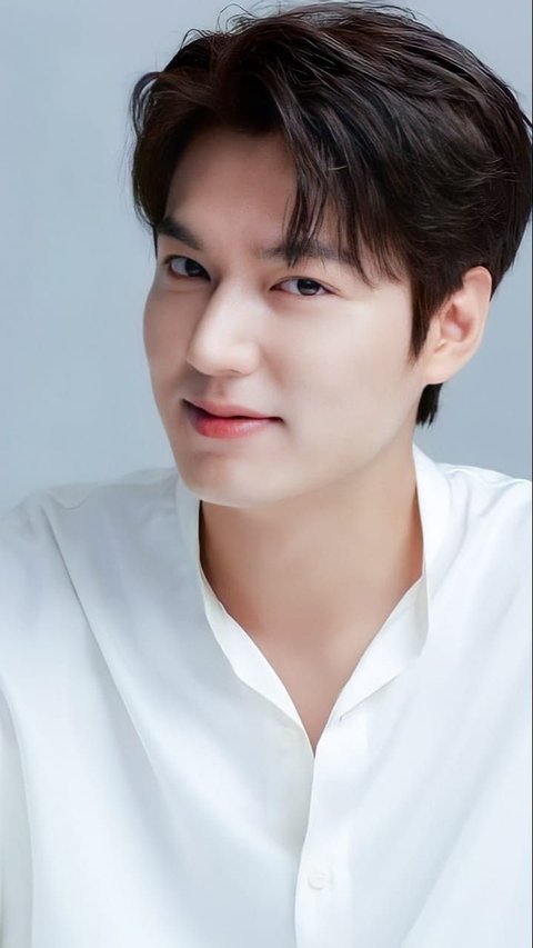 Ada Permen Sampai Sunscreen Asli Indonesia yang Jadi Favoritnya, Berikut Ini Potret Lee Min Ho saat Bongkar Isi Tas