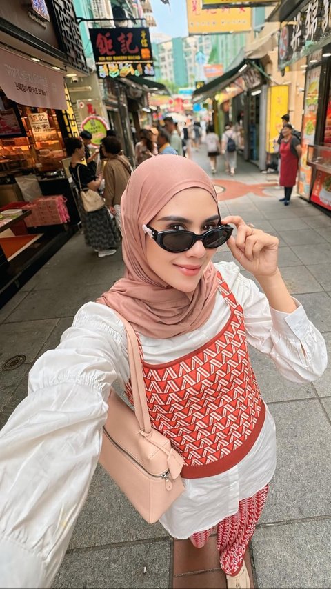 Makin Cantik Tampil Berhijab, ini Momen Keseruan Syahnaz saat Jalan-jalan di Macau