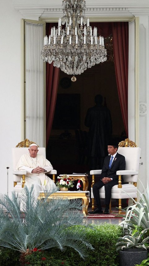 FOTO: Momen Hangat Pertemuan Jokowi dan Paus Fransiskus di Istana Merdeka