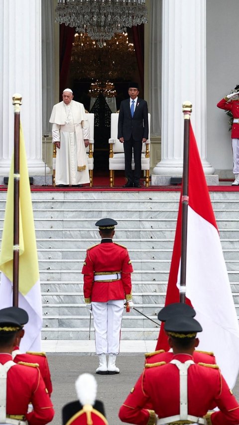 Momen Hangat Presiden Jokowi- Paus Fransiskus Ngobrol di Veranda Istana Merdeka