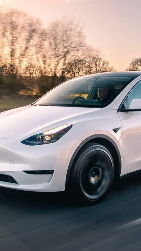 Tesla Kini Memungkinkan Mobil Menghampiri Pengemudi Secara Otomatis Seperti di Knight Rider