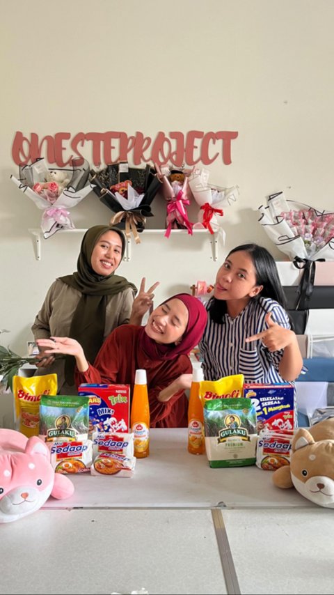 Viral Aksi Perempuan Suka Beri Hadiah Ulang Tahun Tak Biasa kepada Orang Terdekat, Ada Kelapa Muda Utuh hingga Grup Hadroh