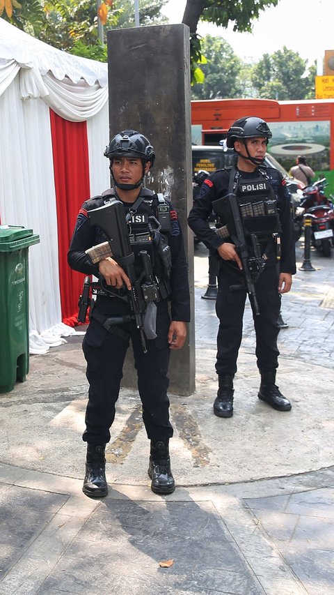 FOTO: Polisi dan TNI Jaga Ketat Gereja Katedral Jakarta Jelang Kunjungan Paus Fransiskus