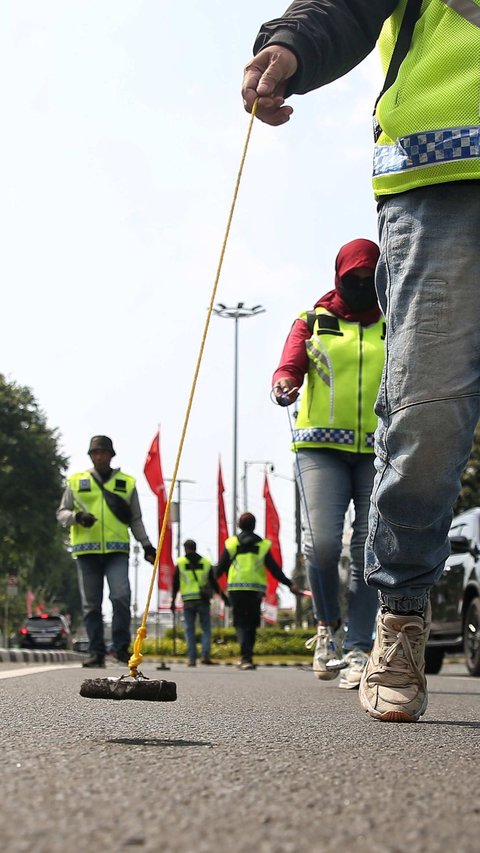 FOTO: Kisah Relawan Saber Ranjau Paku Turun ke Jalan demi Amankan Perjalanan Paus Fransiskus