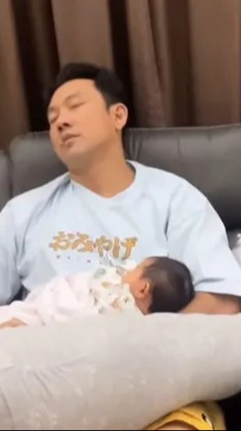 Gemes Banget, ini Potret Terbaru Baby Gabriella Anak Denny Sumargo dan Olivia Allan Lagi 'Ngempeng'