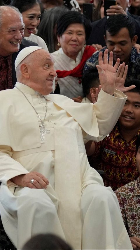 FOTO: Momen Sambutan Meriah Para Jemaat Saat Paus Fransiskus Tiba di Gereja Katedral Jakarta