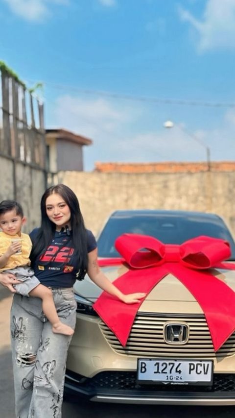 Balik Nge-DJ, 8 Foto Nathalie Holshcer Beli Mobil Baru Buat Adzam dan Jadwal Manggungnya Padat