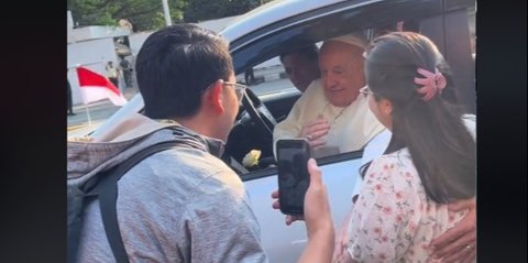 Nunggu di Pinggir Jalan, Ibu Hamil Bertemu Paus Fransiskus lalu Didoakan dan Diberi Hadiah, Suaminya Terharu