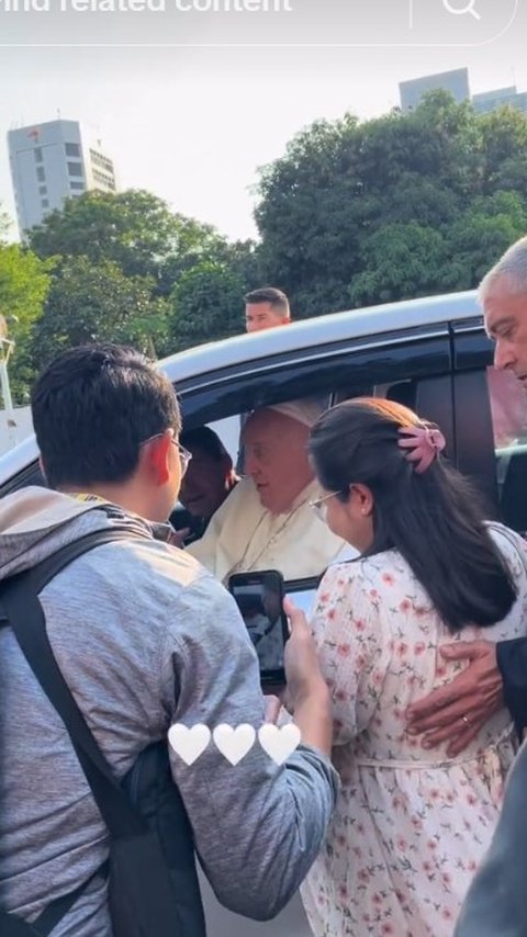 Nunggu di Pinggir Jalan, Ibu Hamil Bertemu Paus Fransiskus lalu Didoakan dan Diberi Hadiah, Suaminya Terharu