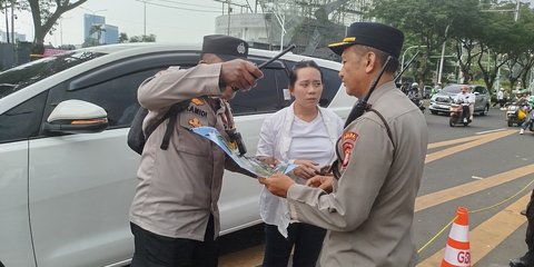 Berjaga Memastikan Tak Ada Jemaat Katolik Tersesat di GBK