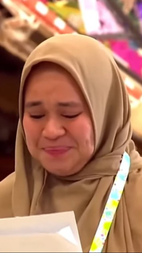 VIDEO: Banjir Air Mata Guru Berhijab Asal Buton Nangis Bicara Toleransi ke Paus Fransiskus