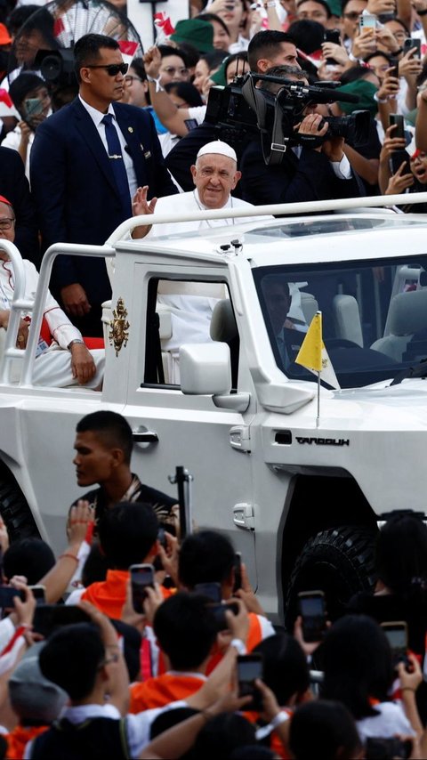 FOTO: Momen Paus Fransiskus Naik Maung Pindad Sapa Jemaat Misa Suci di GBK, 'Viva Il Papa' Menggema