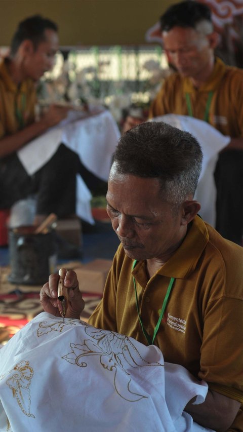 FOTO: Semangat Warga Binaan Lapas Cipinang Ikuti Pelatihan Membuat Batik