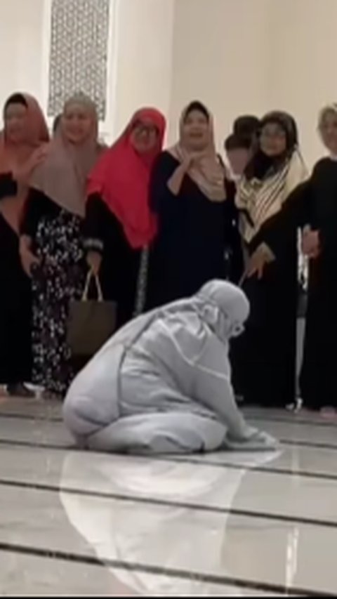 Kelakuan Genk Emak-Emak ini Bikin Geleng-Geleng, Foto-Foto di Dalam Masjid Padahal Depannya Orang Salat