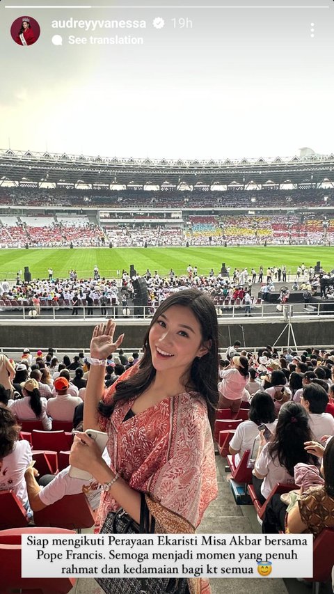 Potret Cantik Miss Indonesia 2022 Audrey Vanessa Hadiri Misa Agung Paus Fransiskus di GBK