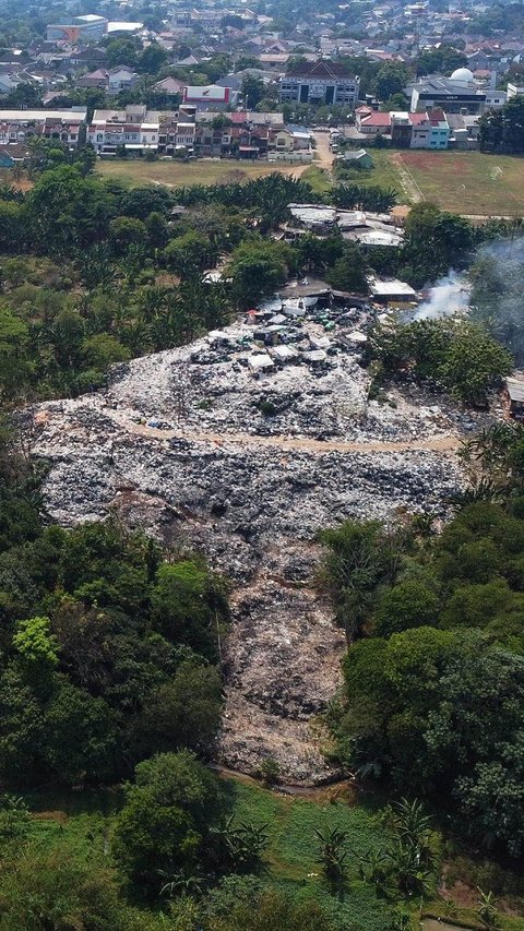 FOTO: Penampakan Gunungan Sampah di TPA Liar Depok yang Diprotes Warga