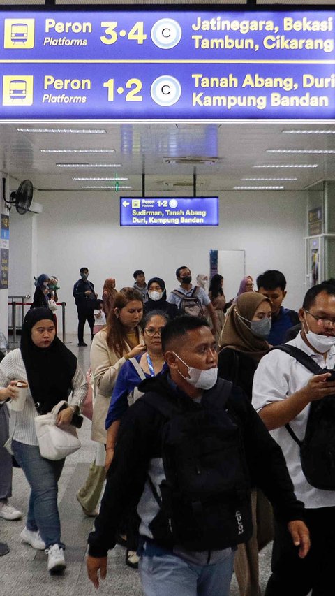 Luhut Ungkap Subsidi Tarif KRL Jabodetabek Berbasis NIK Tinggal Ketok Palu