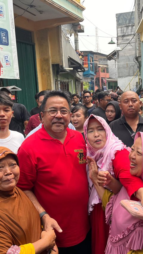 Rano Karno Blusukan Sapa Warga Kapuk Jakbar, Warga Berebut Salaman & Foto Bareng