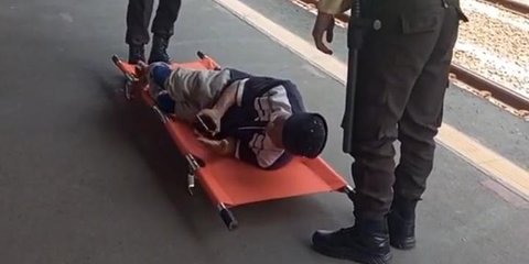 Momen Satpam Stasiun Siapkan Tandu untuk Penumpang Disabilitas Ini Viral, Aksinya Tuai Pujian