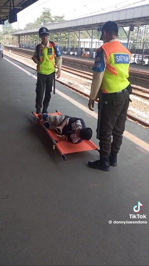 Momen Satpam Stasiun Siapkan Tandu untuk Penumpang Disabilitas Ini Viral, Aksinya Tuai Pujian