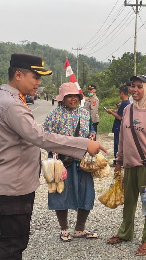 Aksi Perwira Polisi Borong Dagangan di Lokasi Jalan Longsor