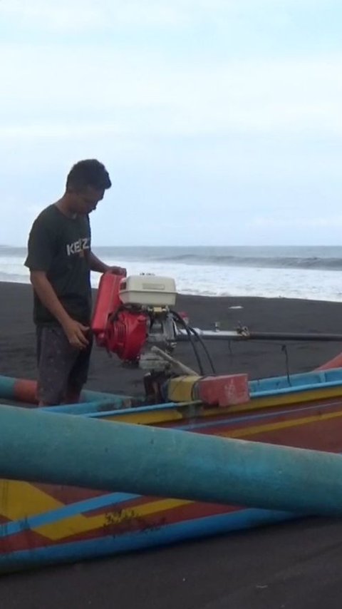 Sudah 10 Hari Gelombang Laut Tinggi, Nelayan di Lumajang Tidak Bisa Melaut