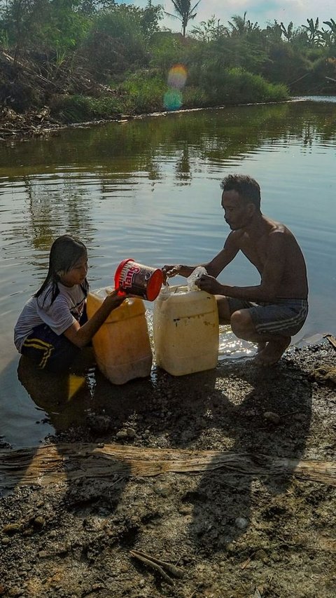 FOTO: Krisis Air Bersih Landa Jonggol, Ratusan Kepala Keluarga Mengandalkan Kali Cihoe yang Keruh dan Hampir Kering untuk Konsumsi