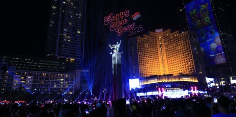 FOTO: Meriahnya Malam Tahun Baru 2025 di Bundaran HI, Ada Pesta Kembang Api hingga Atraksi Drone