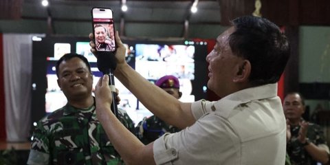 Malam Tahun Baru, Prabowo Sapa Prajurit TNI di Papua via Video Call
